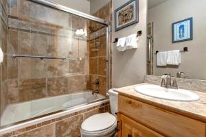 Timber Wolf Lodge, Mountain Elegance with Gas Fireplace, Common Hot Tubs, Near Canyons Village! TWL-5b by KBM