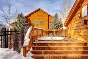 KBM Resorts Timber Wolf Lodge Mountain Elegance with Gas Fireplace Common Hot Tubs Near Canyons Village TWL-5b