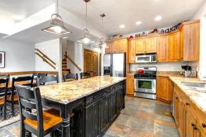 KBM Resorts Walk to Lifts and Main St Rent 1416 and 1418 Townhomes together Pri Hot tub PPS-1418