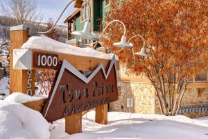 KBM Resorts Town Pointe 1 level with views of mountains Walk to Main and Town Lift Elevator access Parking AC TPC-301c