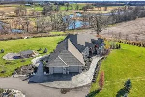 Private Farmhouse Getaway with hot tub - Waterloo