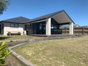 Fab Family Getaway - Waihi Beach Holiday Home - Athenree