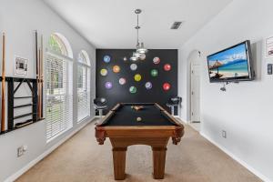 10 Min to Disney, Heated Pool Family-Friendly, BBQ, 2 Game Room & Sleeps 16 Guests