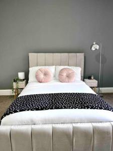 Bright house close to Quayside- free parking