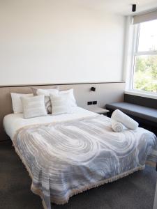 Deluxe Queen Room room in Beach Road Hotel