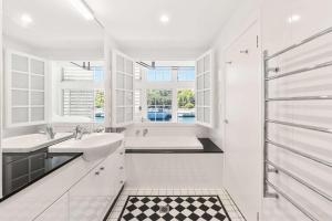 Spacious Waterfront Luxury at Woolloomooloo Wharf