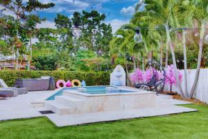 The Palms Villa with Cinema, Game Table, Pool, Jacuzzi , Giant Chess, 8 Beds