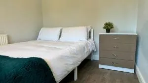 Spacious and Modern 3BR with Private Patio in Maiden Lane, Crawley - Ifield