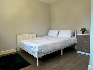 Maiden Lane, Crawley, Spacious 3BR with Private Patio, Wifi, Parking, long stays and short stays welcome, contractor friendly, temporary relocations,not far from Gatwick Airport