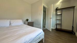 Maiden Lane, Crawley, Spacious 3BR with Private Patio, Wifi, Parking, long stays and short stays welcome, contractor friendly, temporary relocations,not far from Gatwick Airport