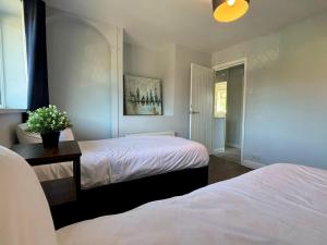 Maiden Lane, Crawley Spacious 3BR with Private Patio, great for long stays, contractors