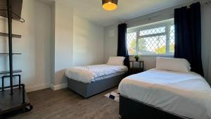 Maiden Lane, Crawley Spacious 3BR with Private Patio, great for long stays, contractors