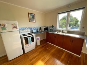 Relaxing Raglan & the Boat House