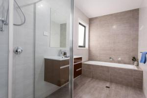 Bright and Chic House at Throsby with 4 Bedrooms