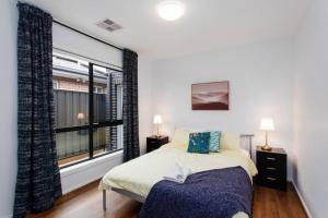 Bright and Chic House at Throsby with 4 Bedrooms