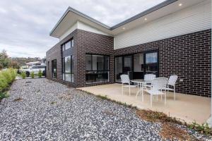 Bright and Chic House at Throsby with 4 Bedrooms