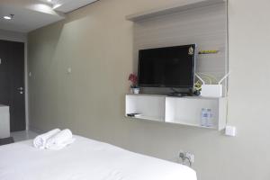Cozy Studio Apartment at Mekarwangi Square Cibaduyut By Travelio