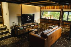 Refined cabin, panoramic views, steps from Jericó