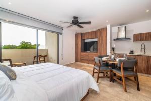 King Suite with Balcony, Gym, Rooftop Pool