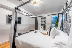 High-end Hideaway with Free Parking, Sleeps 10, 2 baths, Prudential Center and Airport in minutes