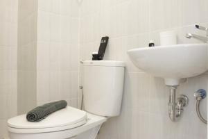 Studio No Kitchen Apartment The Lodge Paskal near BINUS University By Travelio