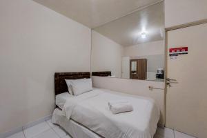 Comfy Studio Apartment No Kitchen at Aeropolis Residence near Soetta By Travelio