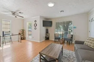 Charming 3 BR home with WiFi, AC in Montgomery - Mitylene