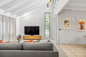 Pumicestone Beach House - 200m to the passage