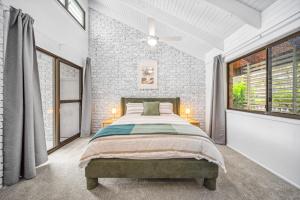 Pumicestone Beach House - 200m to the passage