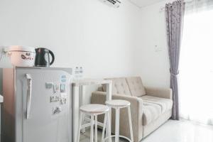 Comfort 1BR Apartment with Study Room at Woodland Park Residence By Travelio