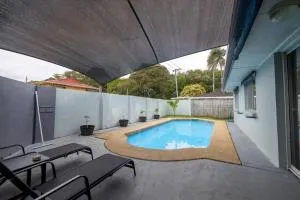 Family-Friendly Retreat with Pool & Spacious Living - Benowa