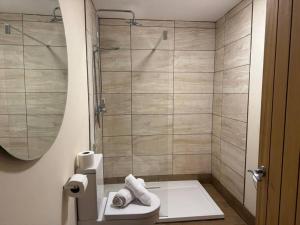 Cozy 2BR Apt, Walk to Newarks Top Attractions!