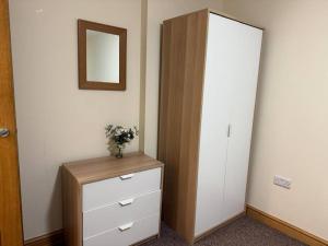 Cozy 2BR Apt, Walk to Newarks Top Attractions!