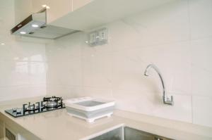 Comfortable Studio with Pool View at Sky House BSD Apartment By Travelio