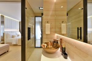 Phòng Giường Đôi Có Ban Công (Double Room with Balcony)