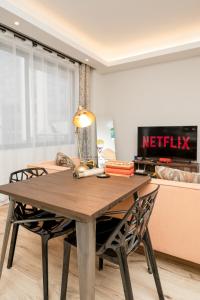 Elite Residence 7 Star Luxe Condo with Gym and Pool next to JW Marriott, Westlands Airport Shuttle, Luggage Storage available