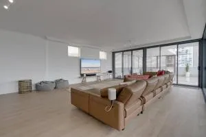 Private Rooftop Beachside 3-Bed Apt with Pool - Burleigh Heads