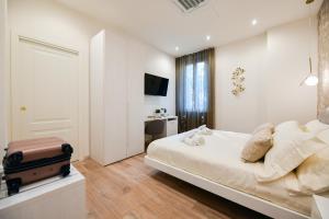 Zimmer mit Kingsize-Bett und Gartenblick.