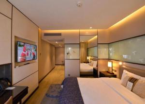 Superior King Room room in Waxwing Hotel