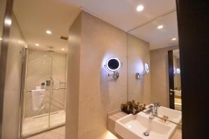 Superior Twin Room room in Waxwing Hotel