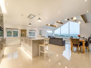 Hen House View 2 - Uk41551