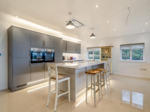 Hen House View 2 - Uk41551