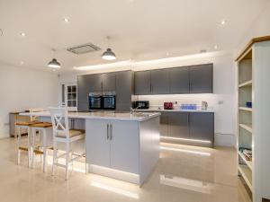 Hen House View 2 - Uk41551