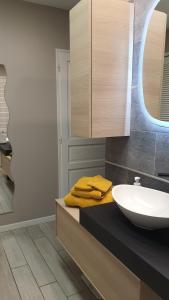 Sejours chez l'habitant Les Chambres des 4 Vents - Chambres doubles a l-etage : Chambre Double - Vue sur Piscine