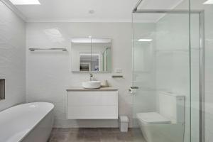 Luxury Beach House - Heated Private Pool & Heated Spa - Fire Pitt - Walk to Beach & Golf