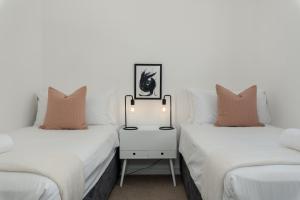 Sea Point Bliss - Access to Beach & Saunders Pool