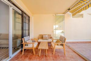 2 Bed Apartment, Big Terrace, Pool, Views + Beach!