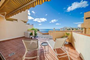 2 Bed Apartment, Big Terrace, Pool, Views + Beach!