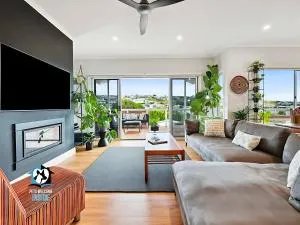 Elevated Coastal Escape Birdsby Day Light by Night - Waitpinga