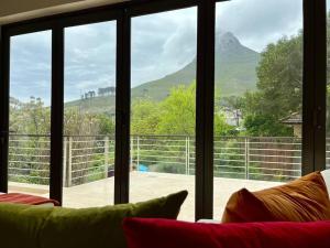 Camps Bay villa with swimming pool & solar power, 15 minute walk to the beach!